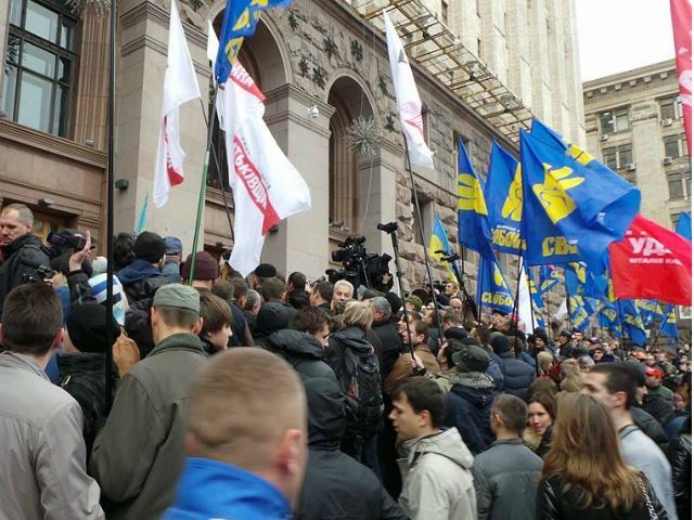 Оппозиционеры пытались прорваться в Киевсовет (Фото)