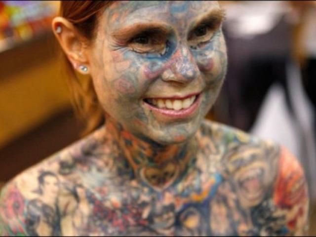 Болезнь заставила женщину покрыть абсолютно все тело татуировками