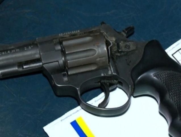 В Крыму задержали мужчину с оружием, угрожавшего взорвать автобус В Крыму задержали мужчину с оружием, угрожавшего взорвать автобус