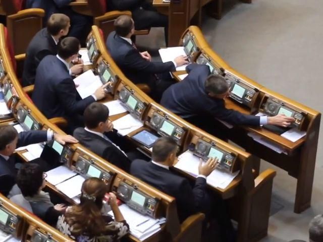 Регіонал "кнопкодавив" за трьох (Відео) Регіонал "кнопкодавив" за трьох (Відео)