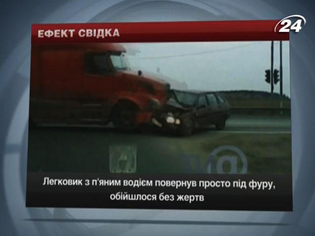 Легковушка с пьяным водителем свернула прямо под фуру Легковушка с пьяным водителем свернула прямо под фуру