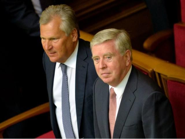 Миссия Кокса-Квасьневского возвращается в Украину на следующей неделе Миссия Кокса-Квасьневского возвращается в Украину на следующей неделе