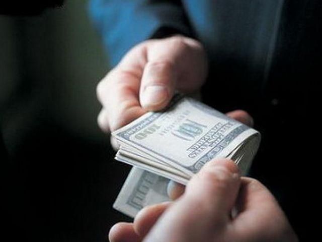 На Буковине преподавателя техникума поймали на взятке 400 долларов