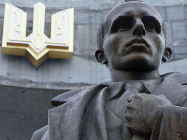 Одразу два пам'ятники Бандері знесли на Тернопільщині 