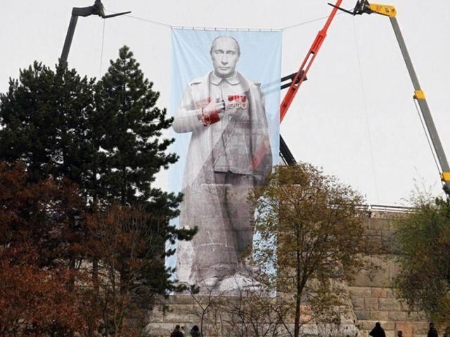 Над Прагою підняли гігантський плакат Путіна в образі Сталіна (Фото)