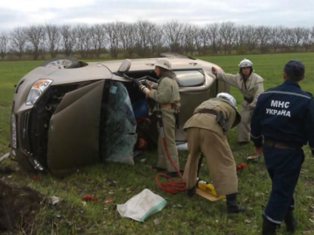 На Миколаївщині в ДТП загинула жінка. Її донька - в лікарні (Фото)