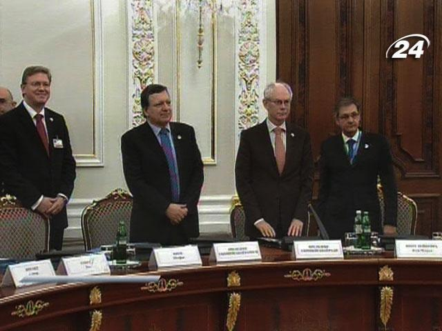 ЄС закликає вирішити "питання Тимошенко" до саміту у Вільнюсі ЄС закликає вирішити "питання Тимошенко" до саміту у Вільнюсі