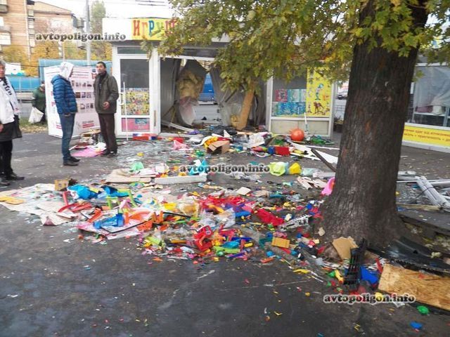В Киеве пьяные милиционеры на Chevrolet разбили магазин игрушек (Видео)