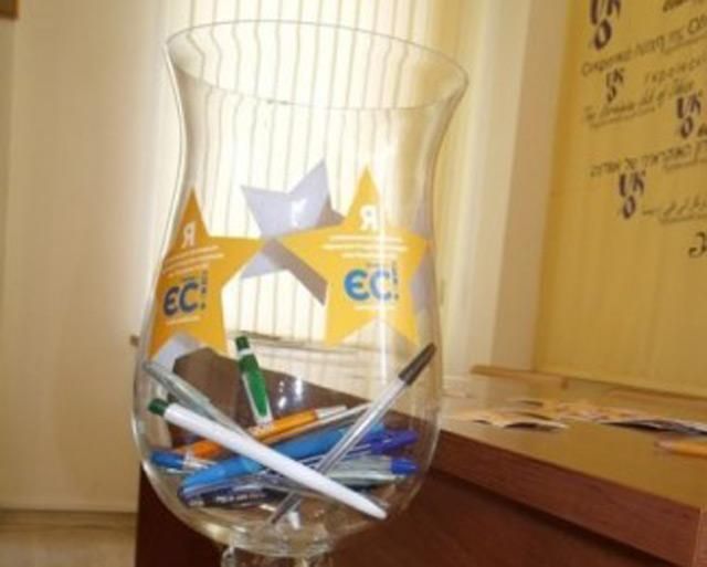 Президентові збирали ручки для підписання Угоди про асоціацію Президентові збирали ручки для підписання Угоди про асоціацію