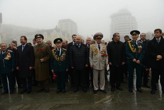Рибак, Клюєв, Тігіпко та інші регіонали беруть участь у антифашистському марші Рибак, Клюєв, Тігіпко та інші регіонали беруть участь у антифашистському марші