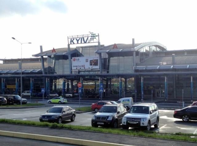 Через скасування рейсів пасажири заблокували аеропорт "Жуляни" Через скасування рейсів пасажири заблокували аеропорт "Жуляни"