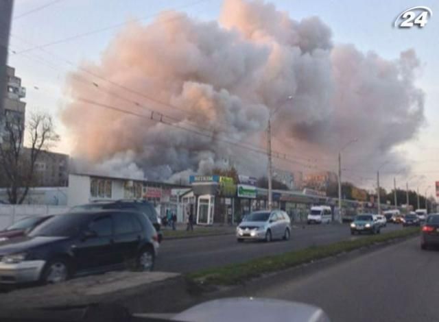 Пожар на одесском рынке тушили 10 экипажей спасателей Пожар на одесском рынке тушили 10 экипажей спасателей