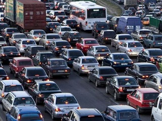 Через ремонт біля Києва — гігантський затор: люди покидають свої авта Через ремонт біля Києва — гігантський затор: люди покидають свої авта