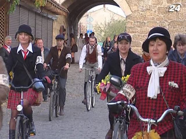 В Евпатории устроили велопробег в стиле ретро