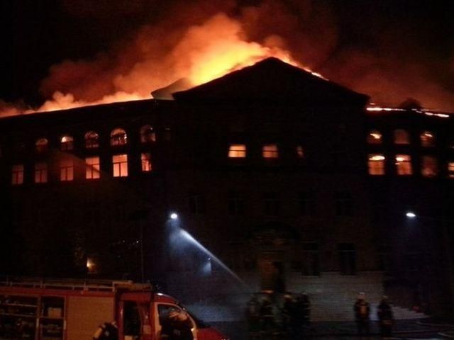 В Киеве горит Аграрный университет. Подозревают поджог (Фото. Видео)