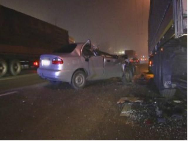 У Києві легковик влетів у вантажівку (Фото) У Києві легковик влетів у вантажівку (Фото)