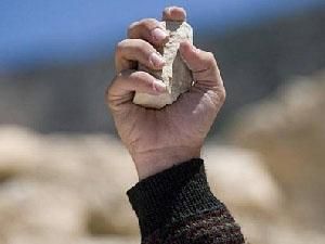 Підозрюваного у підриві автобуса в Афганістані насмерть забили камінням Підозрюваного у підриві автобуса в Афганістані насмерть забили камінням