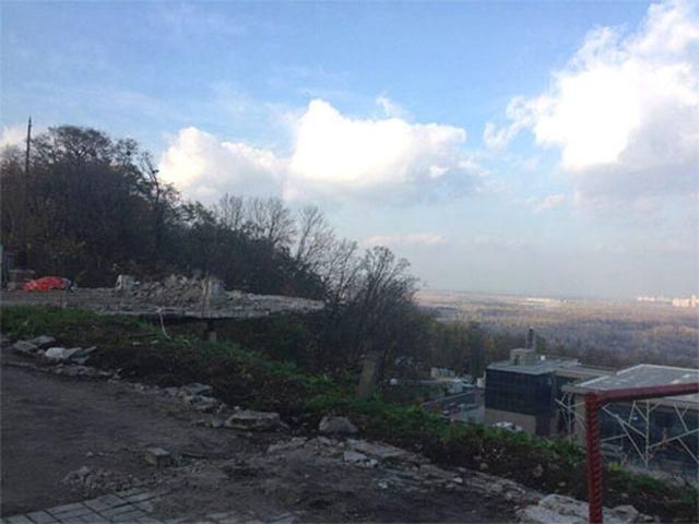 У Києві знесли оглядовий майданчик у Маріїнському парку (Фото) У Києві знесли оглядовий майданчик у Маріїнському парку (Фото)