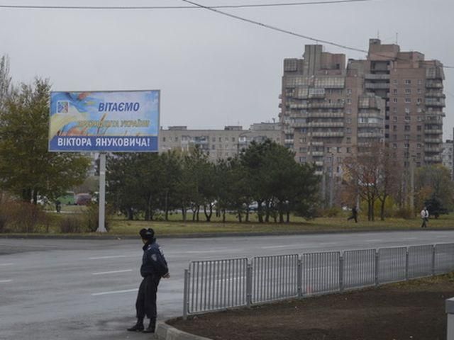 Дніпропетровськ зустрічає Януковича порожніми дорогами і білбордами (Фото)