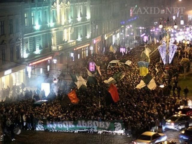 Фани "Карпат" підуть на марш з піротехнікою, але обіцяють бути культурними Фани "Карпат" підуть на марш з піротехнікою, але обіцяють бути культурними