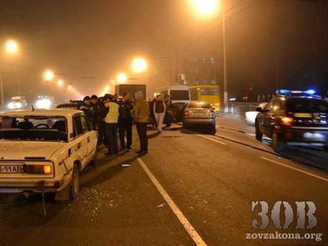 У Дніпропетровську через п’яного водія сталася аварія за участі 8 машин (Відео)