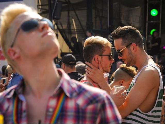 Во Франции впервые развелась гей-пара Во Франции впервые развелась гей-пара