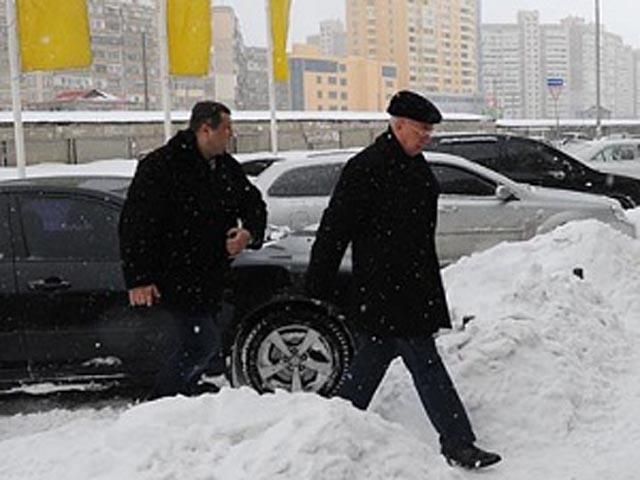 Комплект зимових шин на Mercedes Азарова коштує понад 100 тисяч гривень