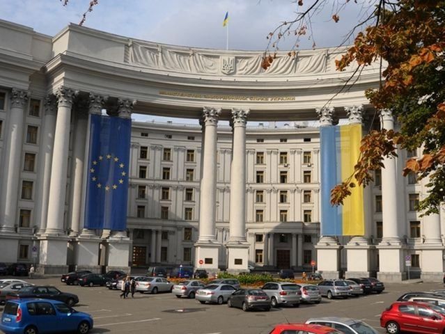 МИД Украины и России обсуждают новую схему пересечения границы между странами МИД Украины и России обсуждают новую схему пересечения границы между странами