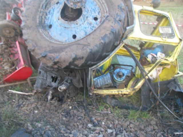 На Ровенщине трактор столкнулся с поездом. Есть жертвы (Фото) На Ровенщине трактор столкнулся с поездом. Есть жертвы (Фото)