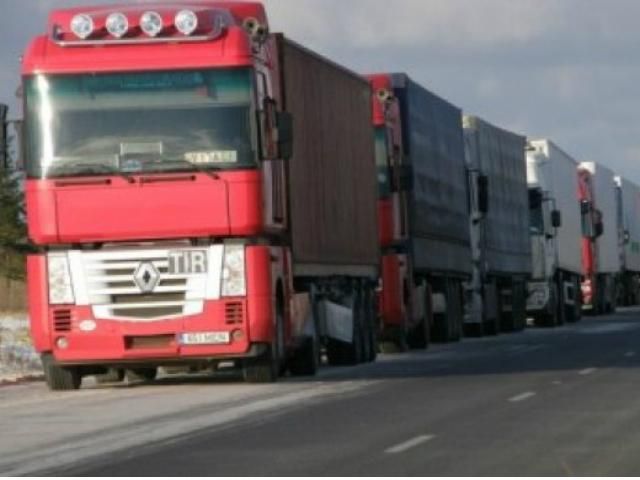 На кордоні з Росією фури застрягли в чергах через нові правила МС На кордоні з Росією фури застрягли в чергах через нові правила МС