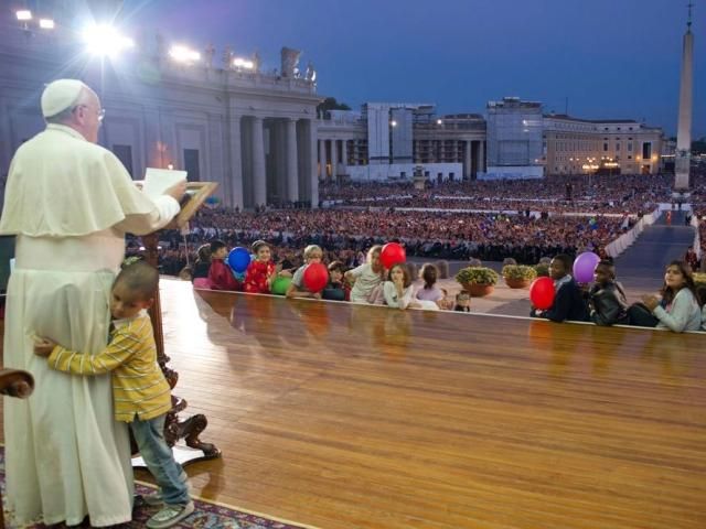 Мальчик прицепился к Папе Римскому прямо во время проповеди