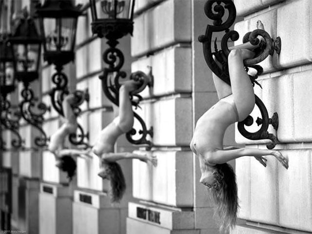 Чарівні голі акробатки виконують акробатичні трюки просто на вулиці Чарівні голі акробатки виконують акробатичні трюки просто на вулиці