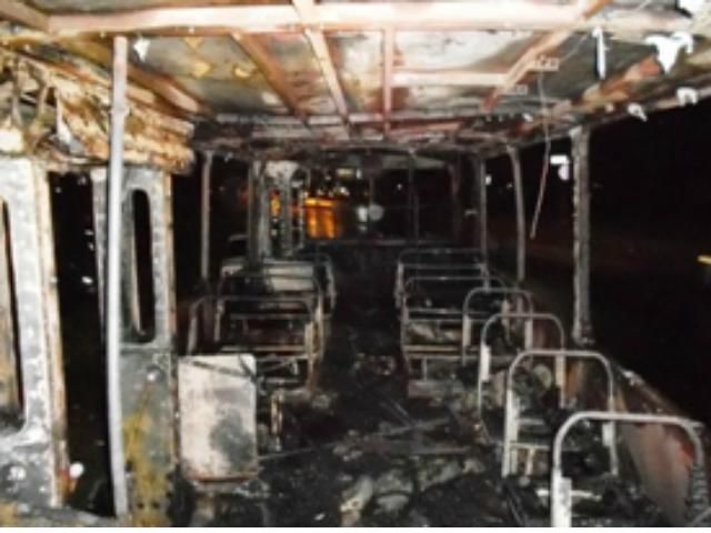 В Чернігові тролейбус згорів дотла (Фото)