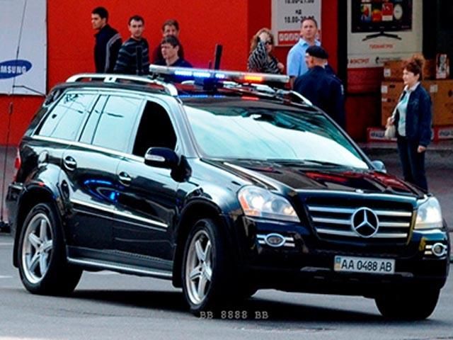 Охранник из кортежа Януковича ездит по столице с мигалками и на красный свет (Фото, Видео)