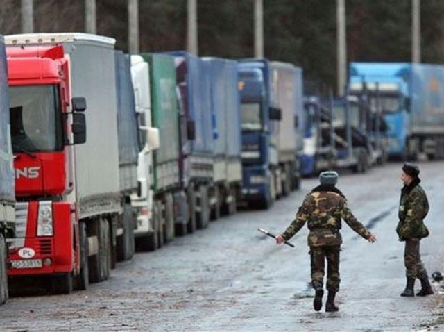 Фуры на границе с Россией задержали из-за новых правил прохождения грузов