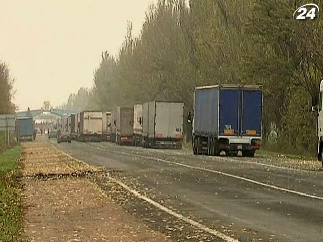 Підсумок дня: На кордоні України з Росією застрягли сотні вантажівок