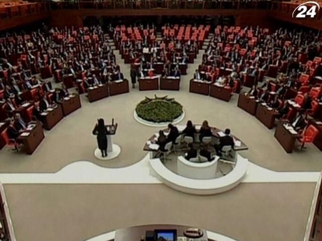 Турецькі депутатки прийшли в парламент у хіджабі: опозиція обурена