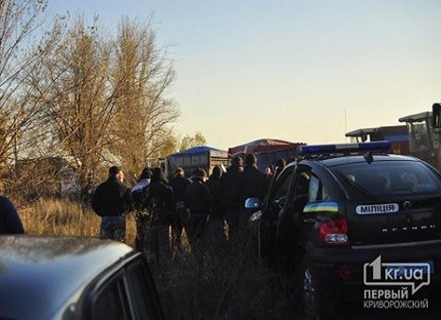 Фермеры перекрыли трассу, чтобы в них не забирали урожай Фермеры перекрыли трассу, чтобы в них не забирали урожай