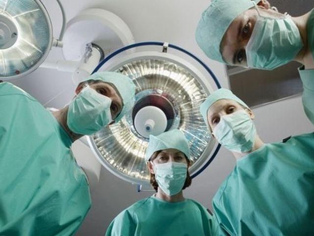 Хірургу загрожує два роки в'язниці за забуту у пацієнтці дренажну трубку