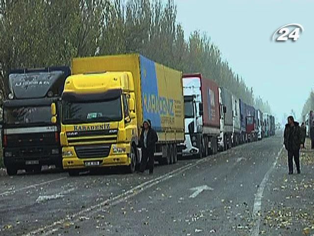 Сотні вантажівок продовжують стояти на кордоні з Росією Сотні вантажівок продовжують стояти на кордоні з Росією