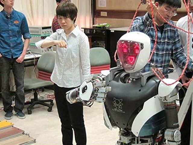 Работа-гуманоида научили общаться языком жестов Работа-гуманоида научили общаться языком жестов