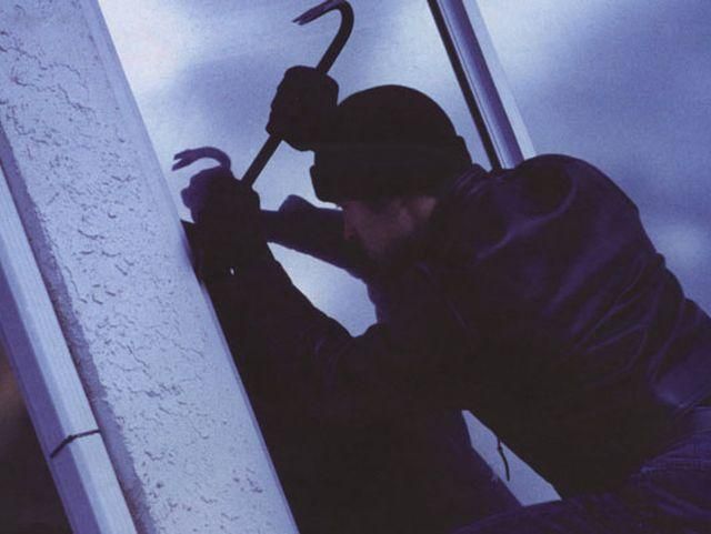 На Киевщине из кабинета директора школы украли 300 тысяч гривен На Киевщине из кабинета директора школы украли 300 тысяч гривен