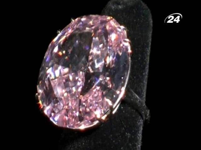 На аукционе "Сотбис" продадут редкий розовый бриллиант