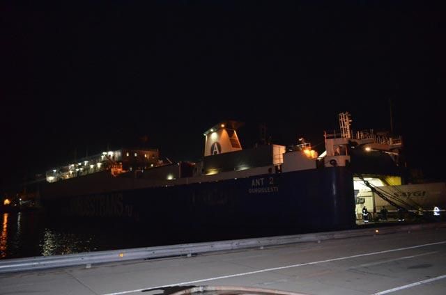 В Крыму на судне сгорело 6 грузовиков