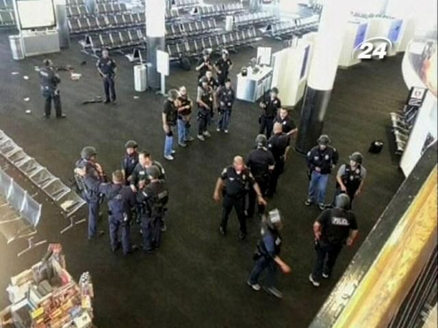 Аэропорт Лос-Анджелеса возобновил работу после стрельбы Аэропорт Лос-Анджелеса возобновил работу после стрельбы