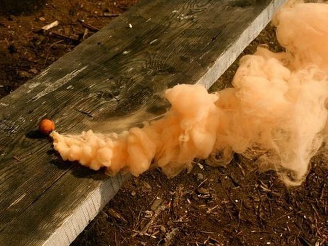 В Николаеве свободовцы забросали "Русский блок" дымовыми шашками (Фото) В Николаеве свободовцы забросали "Русский блок" дымовыми шашками (Фото)