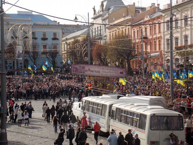 9 тисяч буковинців мітингували за євроінтеграцію (Фото)