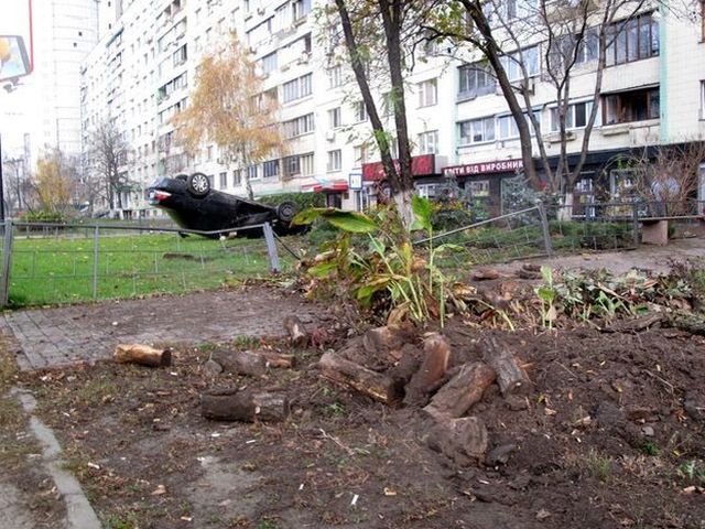 В Киеве на огромной скорости перевернулось авто: водитель в больнице (Фото)