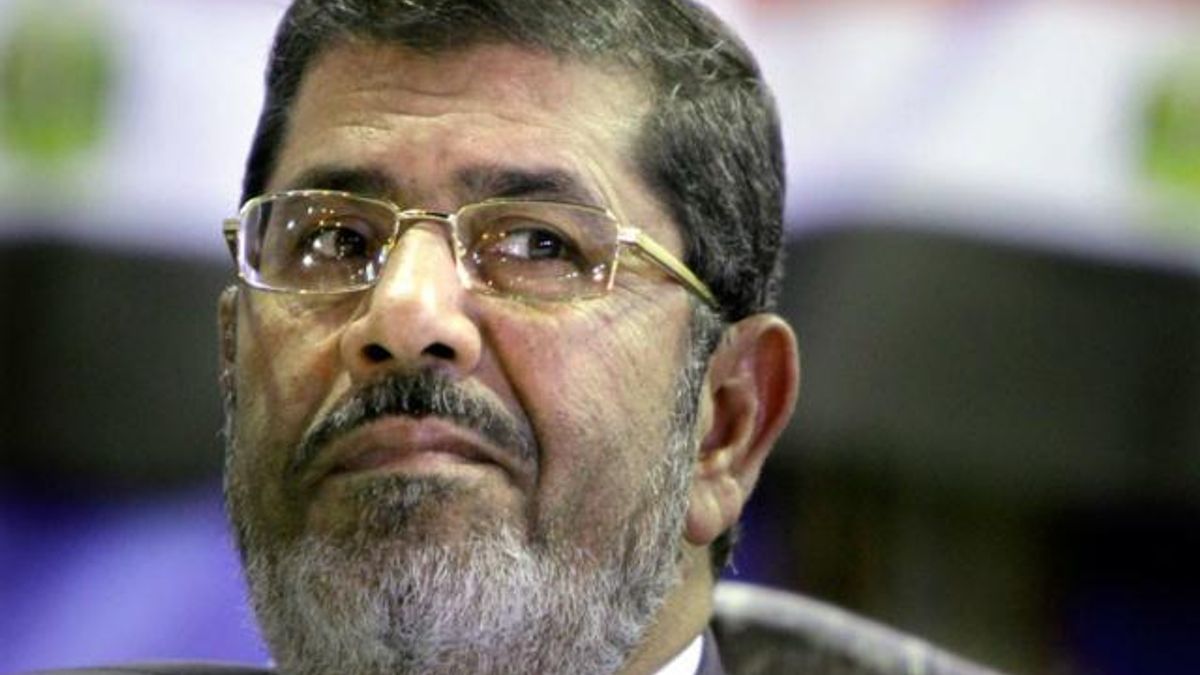 Экс-президента Египта Мурси доставили в суд на вертолете