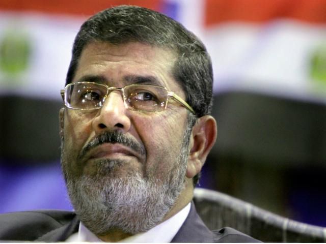Экс-президента Египта Мурси доставили в суд на вертолете